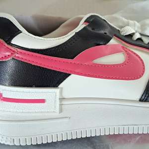 Peste 3.000 perechi de încălțăminte sport susceptibile a fi contrafăcute, descoperite în PTF Bechet