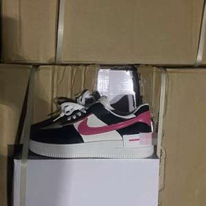 Peste 3.000 perechi de încălțăminte sport susceptibile a fi contrafăcute, descoperite în PTF Bechet