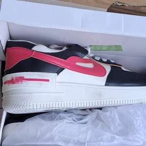 Peste 3.000 perechi de încălțăminte sport susceptibile a fi contrafăcute, descoperite în PTF Bechet