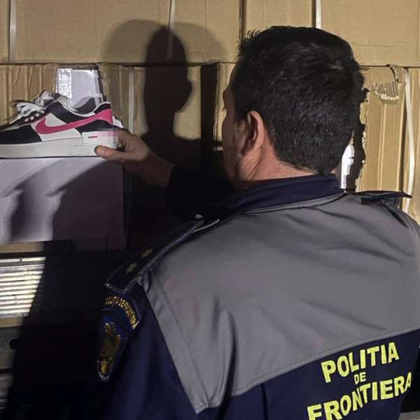 Peste 3.000 perechi de încălțăminte sport susceptibile a fi contrafăcute, descoperite în PTF Bechet