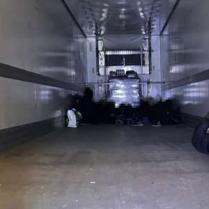 16 cetăţeni străini,  depistați ascunși într-un camion cu fructe, la P.T.F. Nădlac II