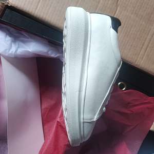 Pantofi sport susceptibili a fi contrafăcuţi, în valoare de 1.200.000 lei, depistaţi în Portul Constanța