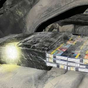 Țigarete în valoare de aproximativ 24.000 lei, descoperite de polițiștii de          frontieră doljeni, în compartimentul motor al unui autocamion