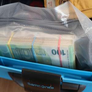 Peste 200.000 euro descoperiți în bagajul de cală al unei bărbat, la Aeroportul Internațional Henri Coandă