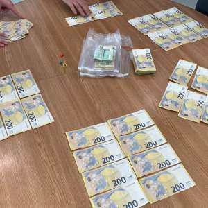 Peste 200.000 euro descoperiți în bagajul de cală al unei bărbat, la Aeroportul Internațional Henri Coandă