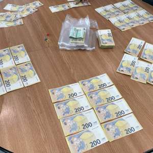 Peste 200.000 euro descoperiți în bagajul de cală al unei bărbat, la Aeroportul Internațional Henri Coandă