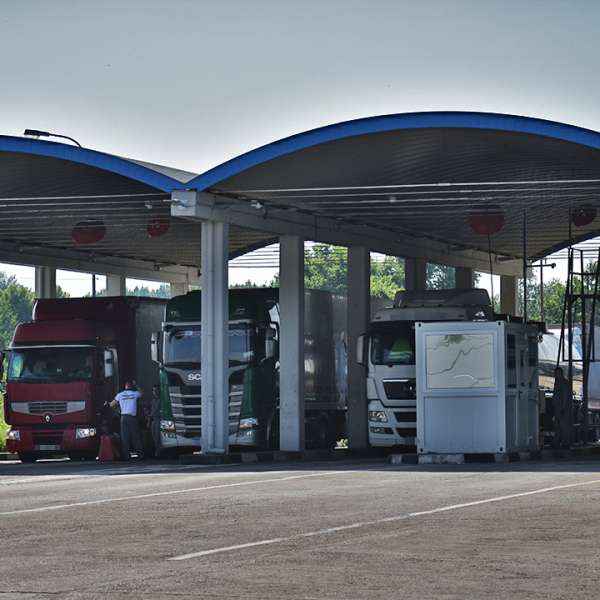 Opt cetățeni străini salvați de polițiștii de frontieră dintr-un camion frigorific