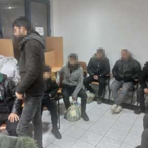 Treisprezece cetățeni sirieni ascunși într-un autocamion care transporta apă, depistați în PTF Giurgiu