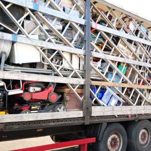 Deşeuri din Germania oprite la Nădlac II și Borș II. Peste 39 tone de diverse bunuri.