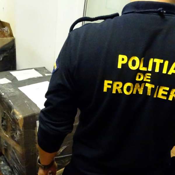 Aproximativ 2.400 de articole vestimentare și de marochinărie contrafăcute, descoperite în PTF Calafat