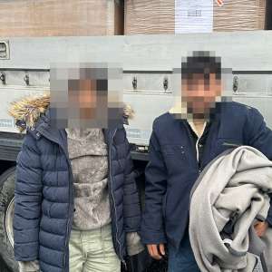 Șaptesprezece cetăţeni străini, depistați ascunși în trei mijloace de transport la Nădlac II