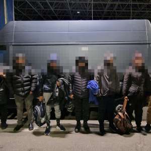 Șaptesprezece cetăţeni străini, depistați ascunși în trei mijloace de transport la Nădlac II