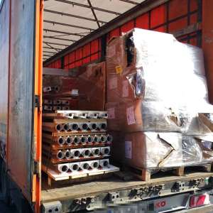 Peste 3.000 articole vestimentare, încălțăminte, parfumuri și genți contrafăcute,  descoperite într-un autocamion în PTF Calafat