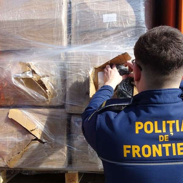Peste 3.000 articole vestimentare, încălțăminte, parfumuri și genți contrafăcute, descoperite într-un autocamion în PTF Calafat