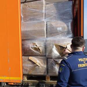 Peste 3.000 articole vestimentare, încălțăminte, parfumuri și genți contrafăcute,  descoperite într-un autocamion în PTF Calafat