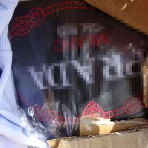 Peste 3.000 articole vestimentare, încălțăminte, parfumuri și genți contrafăcute,  descoperite într-un autocamion în PTF Calafat