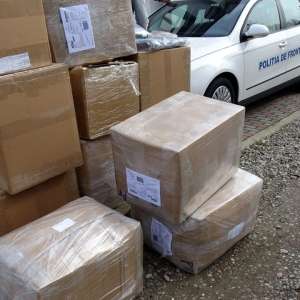 Peste 3.000 articole vestimentare, încălțăminte, parfumuri și genți contrafăcute,  descoperite într-un autocamion în PTF Calafat