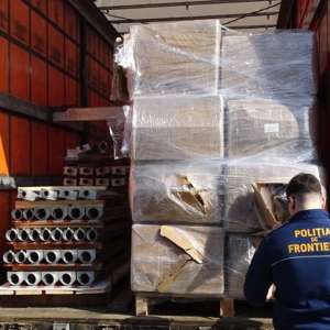 Peste 3.000 articole vestimentare, încălțăminte, parfumuri și genți contrafăcute,  descoperite într-un autocamion în PTF Calafat