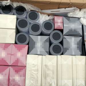 Peste 3.000 articole vestimentare, încălțăminte, parfumuri și genți contrafăcute,  descoperite într-un autocamion în PTF Calafat