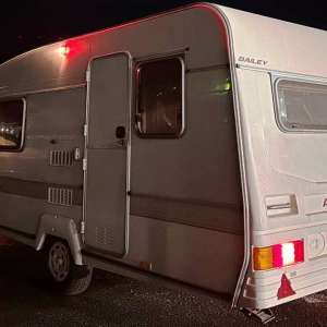 Rulotă cu număr de înmatriculare fals, descoperită în trafic de polițiștii de frontieră ieșeni