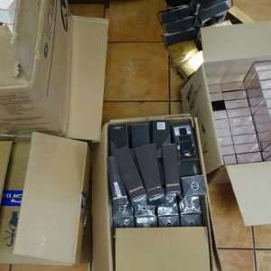 Peste 2000 articole vestimentare, încălțăminte, parfumuri și produse de marochinărie, descoperite într-un autocamion în PTF Calafat