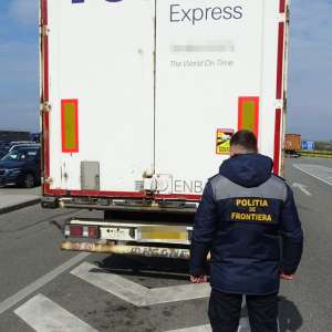 Peste 2000 articole vestimentare, încălțăminte, parfumuri și produse de marochinărie, descoperite într-un autocamion în PTF Calafat