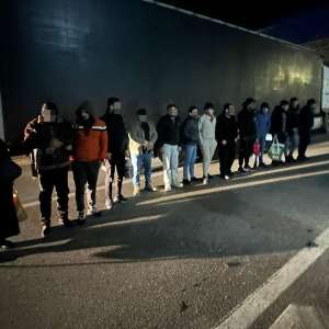 Optsprezece cetăţeni străini,  depistați în tentativă de trecere ilegală a frontierei