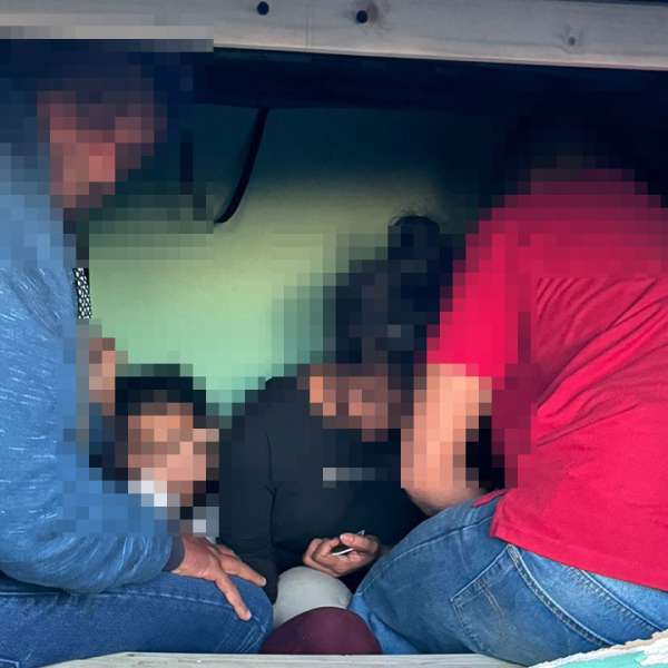 Trafic de migranți la Nădlac și Nădlac II. Nouă cetățeni străini depistați ascunși în două mijloace de transport