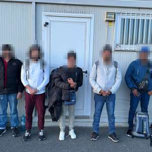 Trafic de migranți la Nădlac și Nădlac II. Nouă cetățeni străini depistați ascunși în două mijloace de transport