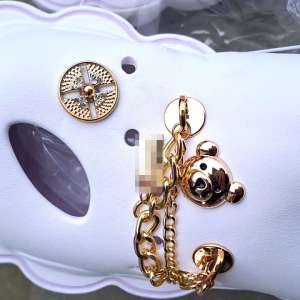 Aproximativ 4.500 perechi de încălțăminte susceptibile a fi contrafăcute, descoperite în PTF Bechet