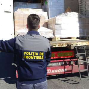 Sute de articole vestimentare, încălțăminte și marochinărie, confiscate de poliţiştii de frontieră în PTF Calafat