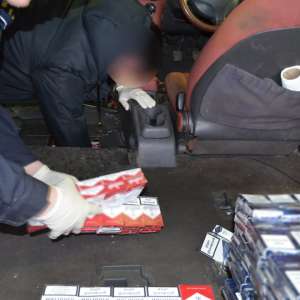 Peste 23.500 de ţigarete de provenienţă extra comunitară ascunse în podeaua unui autoturism descoperite de polițiștii de frontieră botoșăneni