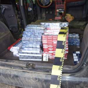 Peste 23.500 de ţigarete de provenienţă extra comunitară ascunse în podeaua unui autoturism descoperite de polițiștii de frontieră botoșăneni