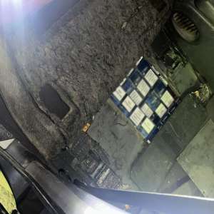 Peste 23.500 de ţigarete de provenienţă extra comunitară ascunse în podeaua unui autoturism descoperite de polițiștii de frontieră botoșăneni