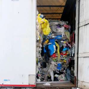 Deşeuri din vestul Europei oprite la Borș II și Nădlac II.  Aproximativ 69 tone de diverse bunuri descoperite