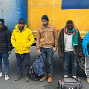 24 de cetăţeni străini,  depistați ascunși în două TIR-uri la Nădlac II