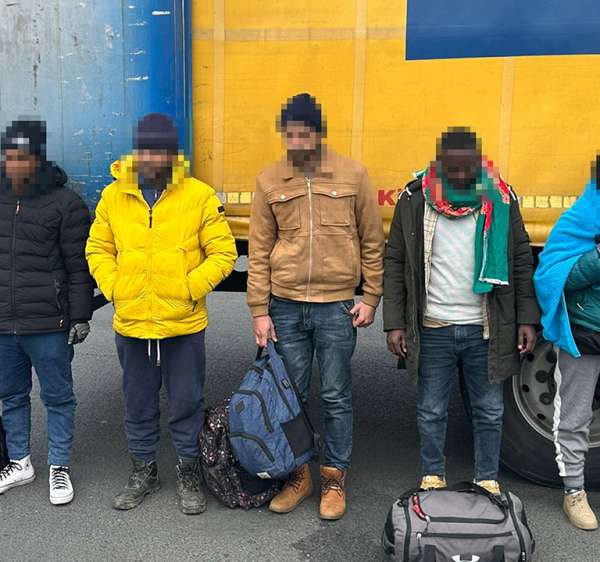 24 de cetăţeni străini, depistați ascunși în două TIR-uri la Nădlac II