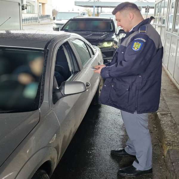 A schimbat permisul de conducere de conducere autentic cu unul fals