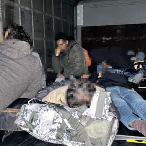 Treisprezece cetăţeni străini, depistați ascunși în vagonul unui tren de marfă