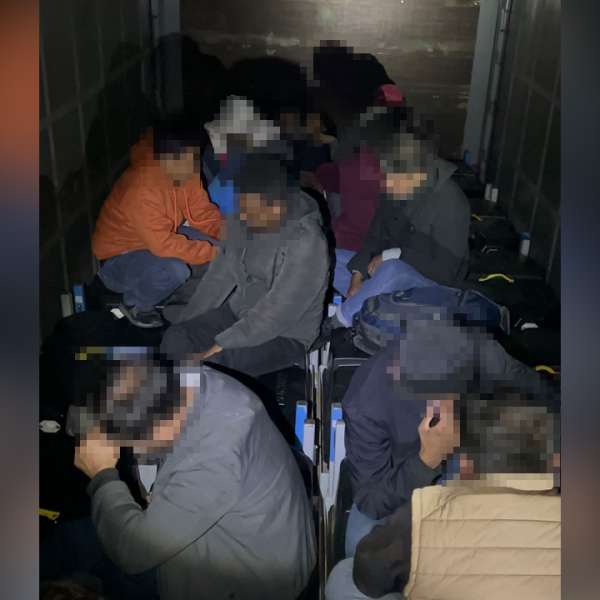 Treisprezece cetăţeni străini, depistați ascunși în vagonul unui tren de marfă