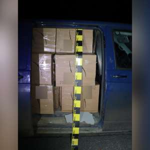 Microbuz încărcat cu aproximativ 25.000 pachete de țigări, confiscat la Falcău