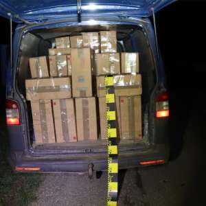 Microbuz încărcat cu aproximativ 25.000 pachete de țigări, confiscat la Falcău