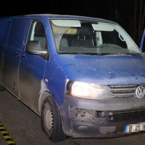 Microbuz încărcat cu aproximativ 25.000 pachete de țigări, confiscat la Falcău