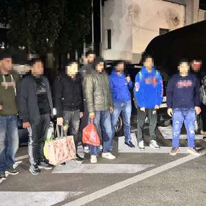 Unsprezece cetățeni străini depistați într-o autoutilitară la PTF Nădlac