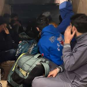 Unsprezece cetățeni străini depistați într-o autoutilitară la PTF Nădlac