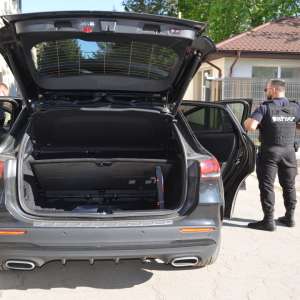 Autoturism de lux furat din Regatul Unit, descoperit de polițiștii de frontieră la scurt timp de la introducerea semnalării