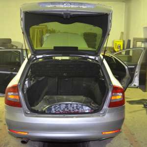 Ţigarete fără timbru de acciză descoperite într-o maşină condusă de un tânăr de 19 ani