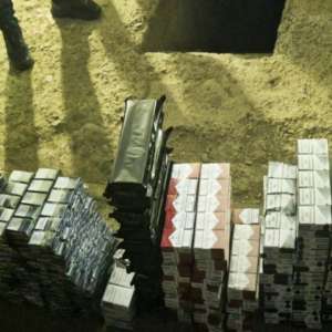 Ţigarete fără timbru de acciză descoperite într-o maşină condusă de un tânăr de 19 ani