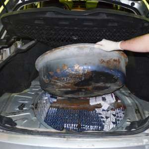 Ţigarete fără timbru de acciză descoperite într-o maşină condusă de un tânăr de 19 ani