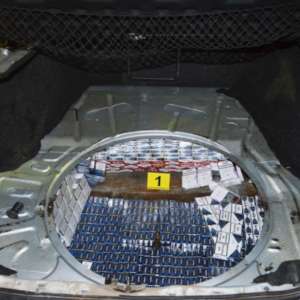 Ţigarete fără timbru de acciză descoperite într-o maşină condusă de un tânăr de 19 ani